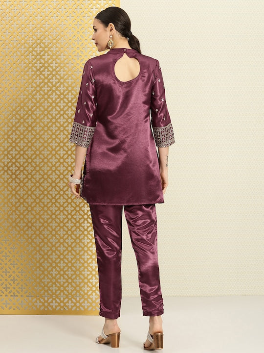 House of Pataudi Women Jashn Round Neck Sequinned Aari Work Kurti With Trouser