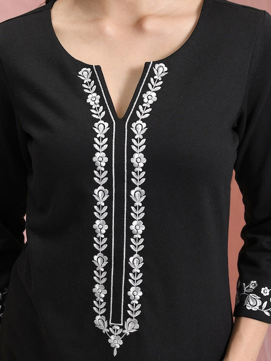 Vishudh Yoke Design Embroidered Round Neck Straight Kurta