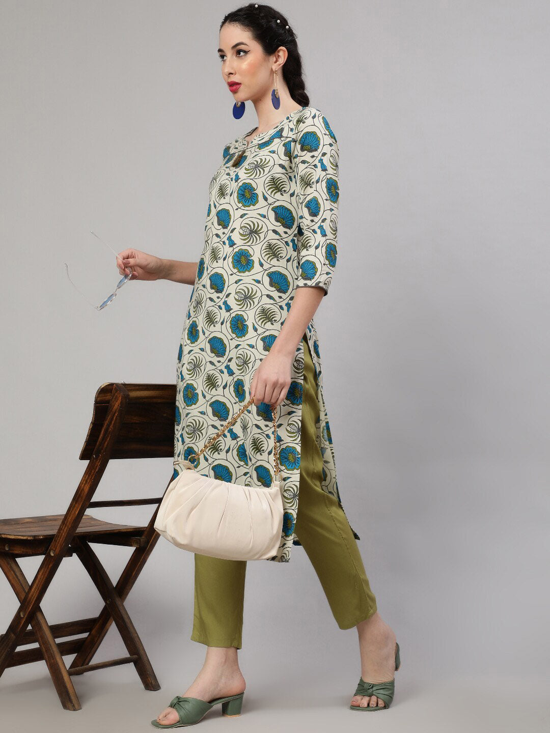 AKS Round Neck Floral Printed Regular Kurta with Trousers