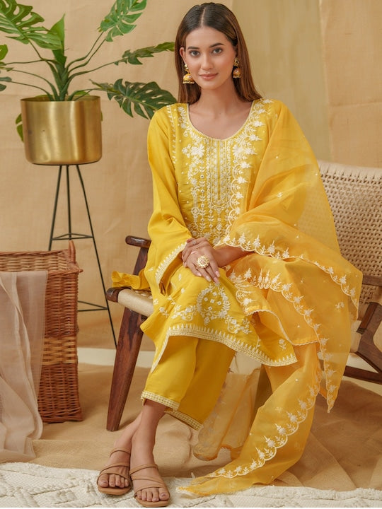 House of Pataudi Floral Embroidered Straight Kurta With Trousers & Dupatta